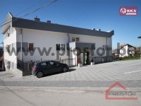 25-vanjska-slika,-ulaz-i-privatni-parking-