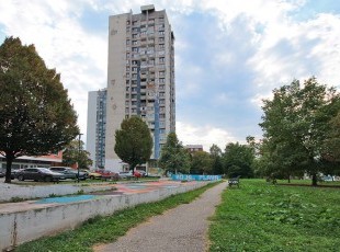 Dvosoban stan funkcionalnog rasporeda sa lođom u ulici Trg Heroja, naselje Hrasno