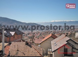 NOVOGRADNJA SUNNY SIDE! Trosoban stan trostrane orijentacije, sa prelijepim pogledom na Sarajevo, Sedrenik, Centar! CIJENA 3.600,00 KM/m2 s PDV-om! ***Virtuelna šetnja 360°***