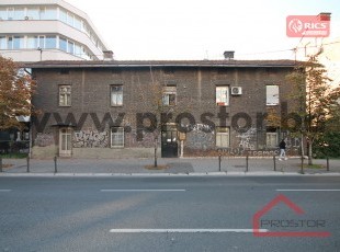 Dvosoban stan u prizemlju na glavnoj saobraćajnici, ul. Zmaja od Bosne, pored zgrade opštine Novo Sarajevo. Veliki potencijal za poslovnu namjenu!