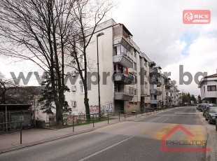 Komforan trosoban stan sa lođom i otvorenim pogledom u ulici Braće Begić, Koševsko brdo