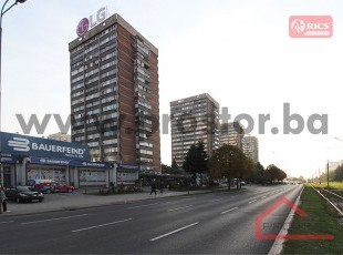 Prostran dvosoban stan sa balkonom na prvom spratu u „Vranicinim“ neboderima, Bulevar Meše Selimovića, Novo Sarajevo