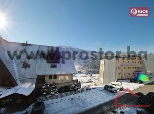 VRHUNSKA PRILIKA! Fantastičan dvosoban apartman sa balkonom, kaminom i pogledom prema stazi na atraktivnoj lokaciji na Bjelašnici ***Virtuelna šetnja 360°***