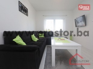 Three-room apartment in a private house with a private parking space, Aerodromsko naselje