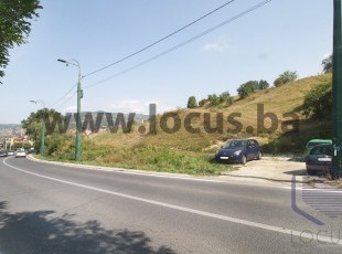 Građevinsko zemljište uknjižene kvadrature 2100m2 na veoma frekventnoj lokaciji uz saobraćajnicu koja povezuje Sarajevo i Vogošću u naselju Gornji Hotonj