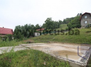 Zemljišna parcela sa građevinskom dozvolom i pratećom infrastrukturom uknjižene površine 1.100m2 u naselju Donja Jošanica, Vogošća