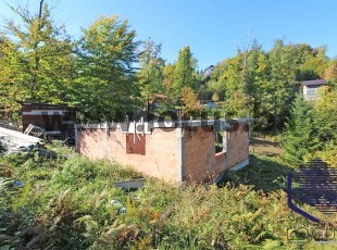 Kuća u izgradnji na parceli površine 976m2 u mirnom okruženju sa obiljem zelenila na pristupačnoj lokaciji u naselju Miševići, Opština Hadžići