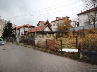 Kuća u izvornom stanju na parceli površine 390m2 na izuzetno atraktivnoj lokaciji, udaljena samo 100 metara od trolejbuske stanice, Hrasno, Novo Sarajevo