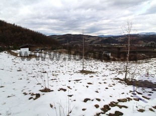 Prostrana zemljišna parcela uknjižene površine 6844m2 sa otvorenim pogledom i vlastitim izvorom pitka vode u naselju Čekrčići, Općina Visoko