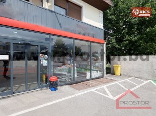 Nenamješten poslovni prostor sa visokim portalima smješten na prometnoj lokaciji sa velikim parkingom, Rakovica