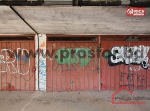 Garaža sa metalnim vratima u ulici Behdžeta Mutevelića, u neposrednoj blizini Shopping centra Grbavica, Novo Sarajevo