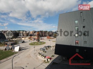 Ekskluzivan dvoetažni penthouse apartman s otvorenim pogledom, u objektu odlične kvalitete gradnje, na savršenoj lokaciji apartmanskog naselja, Babin do,Bjelašnica. KOMPLETAN NAMJEŠTAJ GRATIS