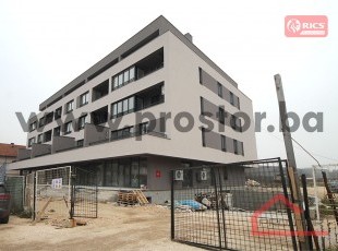 NOVOGRADNJA RIVERSIDE, STUP! Višenamjenski poslovni prostor sa velikim portalima, orjentisan prema ulici, površine cca 79m2 , u prizemlju novog stambeno-poslovnog kompleksa u izgradnji, pored rijeke Dobrinje, Stup! Popusti u pretprodaji do 7%!