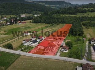 Dva poslovna i više pomoćnih uknjiženih objekata na parceli površine 7.890m2, smješteni na atraktivnoj i prometnoj lokaciji u naselju Lepenica, Kiseljak