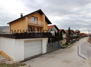 Kuća spratnosti S+P+1+Pt, bruto površine cca. 300m2 i dvorište na osunčanoj parceli površine 458m2 u ul. Branilaca Hotonja u početku nas. Hotonj, Vogošća