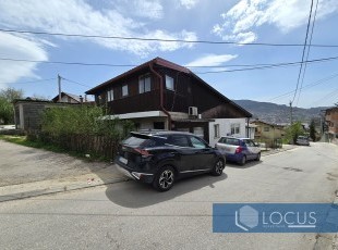 Registered duplex house in its original condition, ground floor+1 floor, in an accesseble and quiet location, just a 4-5 minute drive from Baščaršija, Sedrenik settlement, Stari Grad Municipality