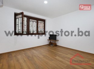 Fully renovated small apartment/space suitable for residential and business use, with a private parking spot – Vraca neighborhood