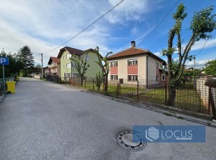 House in original condition with a large yard on a 765m2 plot in a quiet and family-friendly environment with excellent access in the Sokolović Kolonija settlement, Ilidža