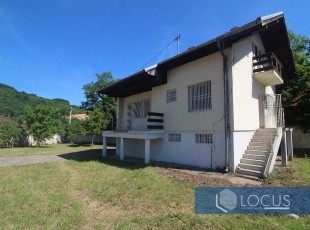 Registered house with 1 floor and 1 floor on a spacious and sunny plot of 1389m2 in the settlement of Lepenica, Municipality of Kiseljak