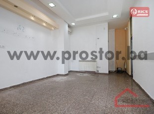 Multipurpose commercial space with portals in a highly visible location, Mojmilo