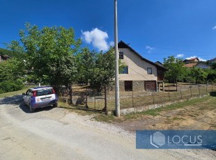 Registered house in an extremely accessible location with excellent wide access on a flat and sunny plot at the very beginning of the Buća Potok settlement, Novi Grad