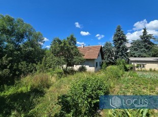 House in original condition with two registered outbuildings on a plot of 3,715m2 located on flat terrain in the very center of the Tarčin settlement, Hadžići