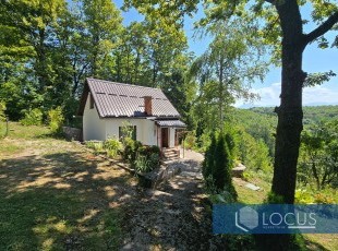 Vikendica sa uređenim dvorištem i otvorenim pogledom na parceli 652m2 u prirodnom okruženju i pristupačnoj lokaciji u naselju Vidovci, Gladno Polje, Ilidža