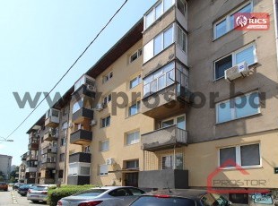 Trosoban stan sa balkonom pored OŠ „Malta“. NAMJEŠTAJ GRATIS!