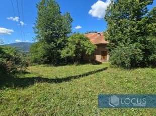 Cottage on a registered 910 m² plot, set in a peaceful natural environment, just an 8-minute drive from the center of Hadžići