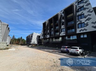 Dvoetažni apartman, smješten u mirnom i prirodnom okruženju sa obiljem zelenila u blizini svih turističkih sadržaja u naselju Babin do, Bjelašnica, Trnovo