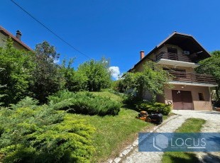 Registered house with a garage on a sunny and spacious plot of 1,900 m², with excellent access, located in a beautiful natural setting in the Binježevo neighborhood, Municipality of Hadžići