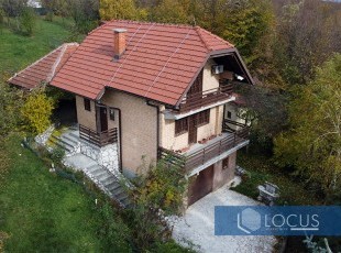 Kvalitetno građena vikendica sa prostranim i uređenim dvorištem na parceli 1.900m2 sa odličnim pristupom u prelijepom okruženju, nas. Binježevo, Hadžići