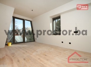 Ekskluzivan manji dvosobni apartman na Jahorini – novoizgrađeni u prestižnoj lokaciji, s pažljivo osmišljenim modernim interijerom, vrhunskom funkcionalnošću i luksuzom, pružajući nenadmašan mir, potpuni odmor i uživanje u netaknutoj prirodi tokom cijele