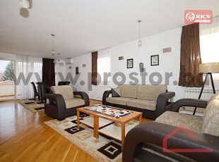 Luxurious Five-Bedroom House with Garage in a Quiet Area of Koševo, 190m²