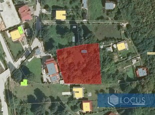 Prostrana i osunčana zemljišna parcela, uknjižene površine 1.579 m2 u mirnom okruženju na pristupačnoj lokaciji u početku naselja Gladno Polje, Ilidža