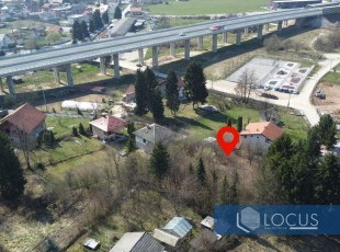 Prostrana i osunčana zemljišna parcela, uknjižene površine 1.579 m2 u mirnom okruženju na pristupačnoj lokaciji u početku naselja Gladno Polje, Ilidža