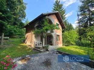 Vikendica sa lijepo uređenim dvorištem i otvorenim pogledom na parceli 791m2 u prirodnom okruženju i pristupačnoj lokaciji u naselju Gornje Vlakovo, Ilidža