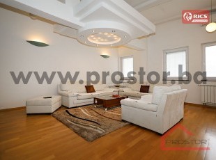 Lijepo namješten trosoban stan sa otvorenim panoramskim pogledom i garažnim mjestom u blizini OHR-a, Kovačići