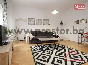 Namješten renoviran dvosoban stan pored zgrade Predsjedništva