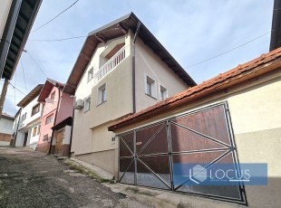 Kvalitetno građena, odmah useljiva kuća spratnosti P+1+Pt sa dvorištem u ulici Ticina, naselje Mihrivode, Opština Stari Grad