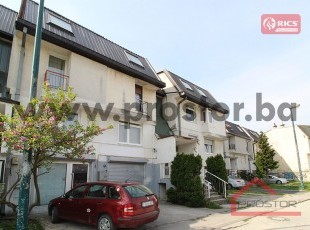 Djelimično adaptiran dvostrano orijentisan dvosoban stan sa balkonom, Dobrinja C-5. Mogućnost pretvaranja u trosoban!