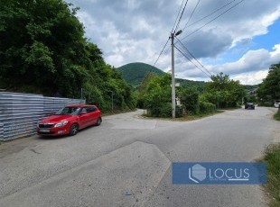 Zemljište površine 11.591 m² sa otvorenim pogledom i potencijalom za gradnju, smješteno kod Porsche salona u blizini glavne saobraćajnice, Blažuj, Ilidža