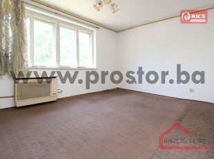 Trosoban stan sa balkonom i terasom na prvom spratu, ul. Asima Ferhatovića, Koševo