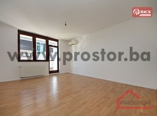 Nenamješten trosoban stan sa balkonom, Vrtovi Sunca