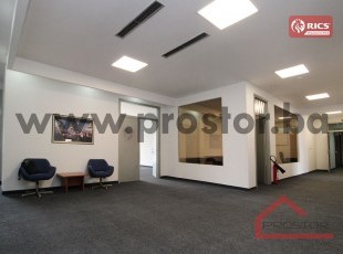 Odlična prilika! Kancelarijski poslovni prostor površine 472 m2 na trećem spratu u neposrednoj blizini Ferhadije
