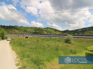 Zemljišna parcela uknjižene površine 886m2 sa vlastitim izvorom vode i dobrim pristupom u početku naselja Malešići, Ilijaš