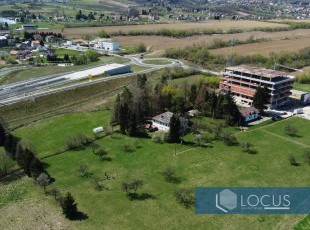 TOP LOKACIJA!!! Zemljište površine 12.530m2 sa pristupom na magistralnu saobraćjnicu M-16-4 u blizini petlje brze ceste ‘Lašva-Nević Polje’ i raskrsnice Okuka