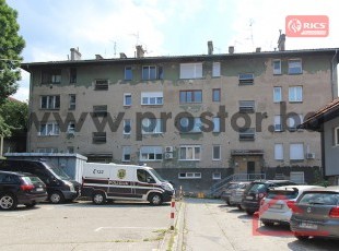 Dvosoban stan sa otvorenim pogledom, ul. Logavina, Stari Grad. Mogućnost pretvaranja u trosoban!