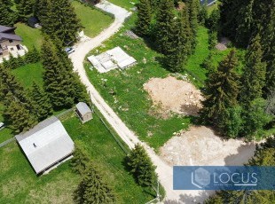 Zemljište površine 1590m2 sa građevinskom dozvolom, smješteno u prelijepom prirodnom ambijentu na pristupačnoj lokaciji, naselje Velika Dvorišta, Jahorina