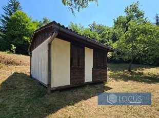 Manja vikendica na parceli površine 1.590m2 na pristupačnoj lokaciji i mirnom okruženju, udaljena 1500metara od glavne saobraćajnice, Brnjaci, Kiseljak
